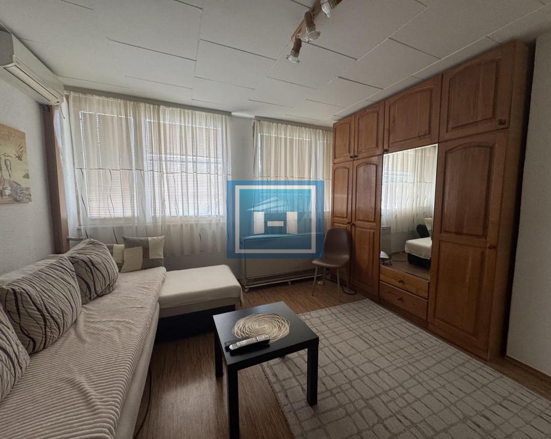 Kompletno renoviran i namešten stan na prvom spratu u centru