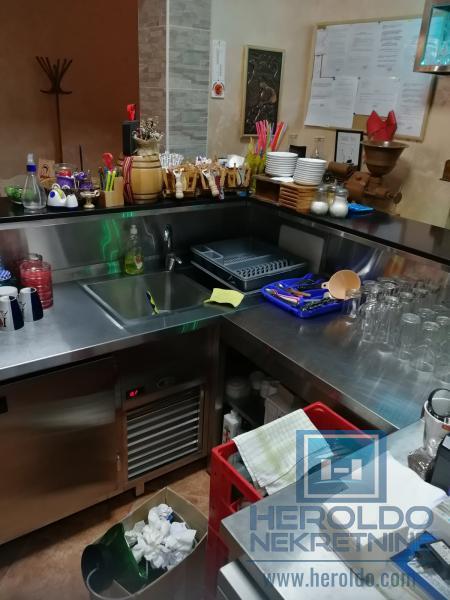 hitna prodaja dva spojena lokala povoljno u centru grada!!!