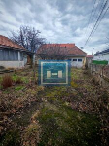 Starija kuća do glavnog puta