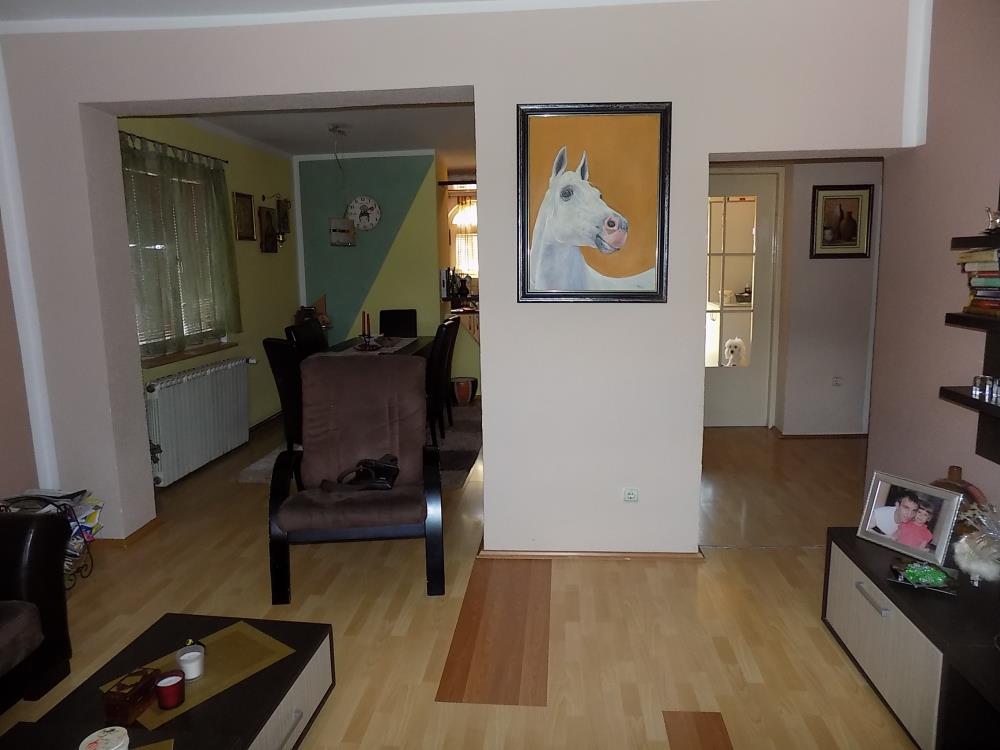 Kuća sa letnjikovcem u dvorištu