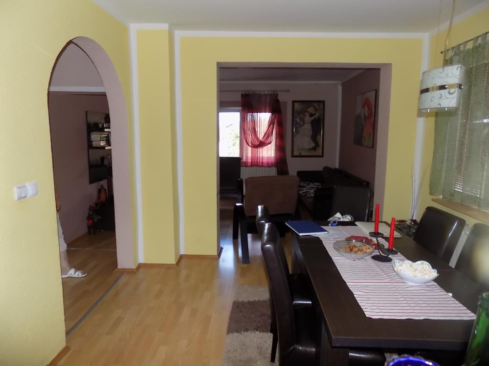 Kuća sa letnjikovcem u dvorištu
