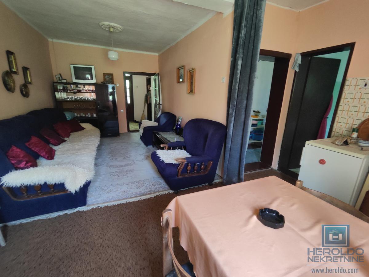 Prelepa parcela od 70 ari sa objektom u selu Lovci