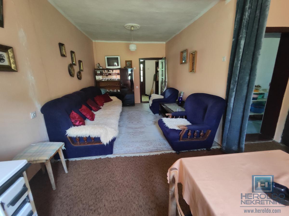 Prelepa parcela od 70 ari sa objektom u selu Lovci