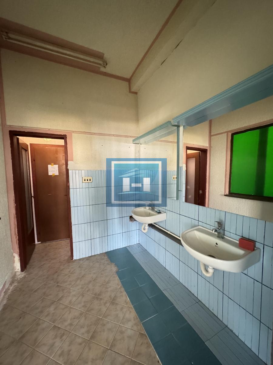 Izdaje se poslovni prostor 1300m² u Supskoj – tri etaže, šleperski prilaz, parking za 30 vozila