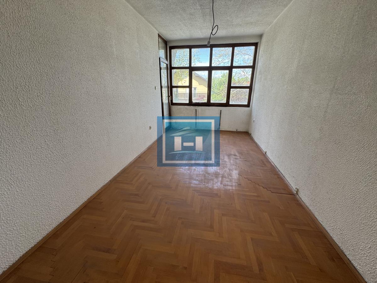 Stambeno poslovni objekat od 885m2 sa 4 lokala