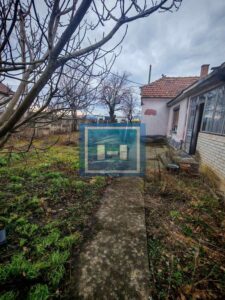 Starija kuća do glavnog puta
