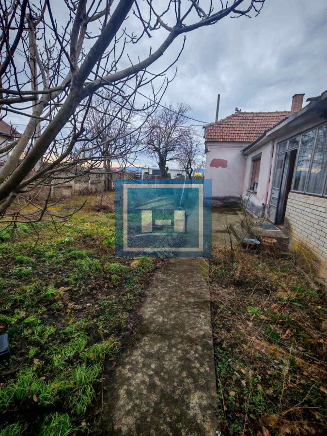 Starija kuća do glavnog puta