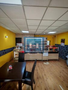 Kuća sa poslovnim prostorom na glavnom putu