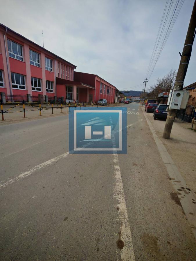 Kuća sa poslovnim prostorom na glavnom putu