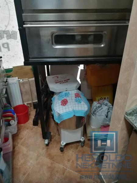 hitna prodaja dva spojena lokala povoljno u centru grada!!!