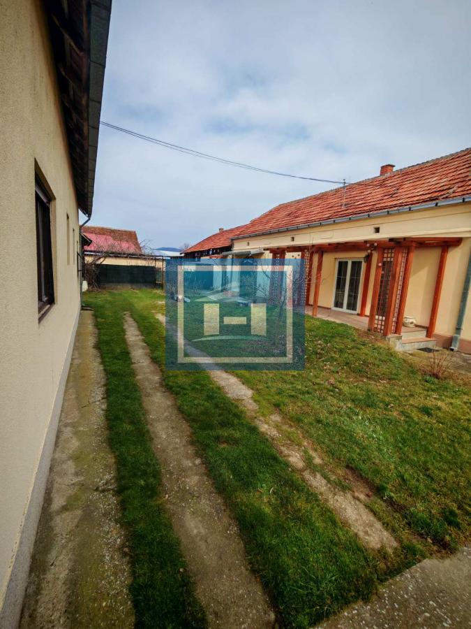 Kuća sa poslovnim prostorom na glavnom putu