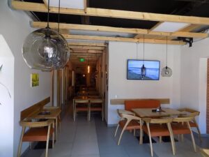 Lokal kod srednjih škola-pod zakupom oba lokala