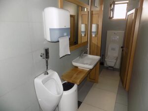 Lokal kod srednjih škola-pod zakupom oba lokala