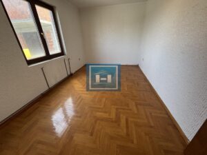 Stambeno poslovni objekat od 885m2 sa 4 lokala