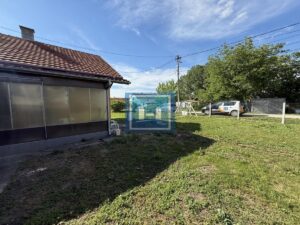 Izdaje se komforna prizemna kuća sa dve spavaće sobe