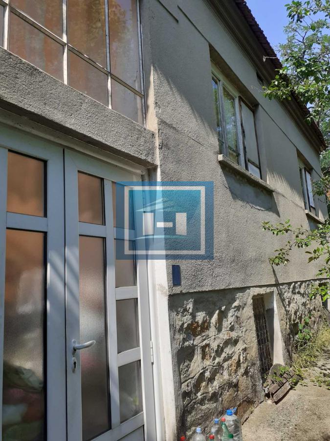 Porodična seoska kuća sa većom parcelom na 2 km od grada