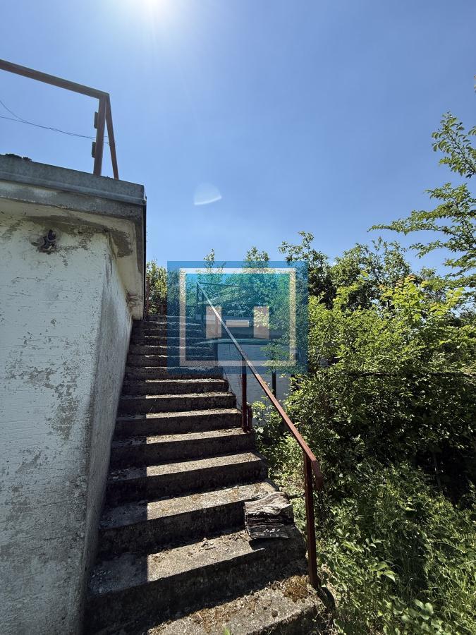 Kuća i parcela sa velikim potencijalom na odličnoj lokaciji