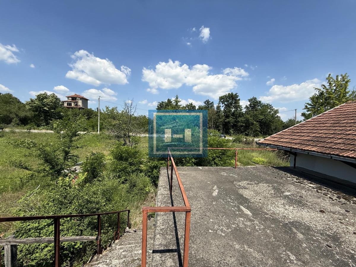 Kuća i parcela sa velikim potencijalom na odličnoj lokaciji