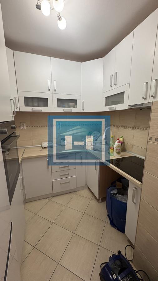 Na prodaju kompletno sređen dvoiposoban stan od 68 m²