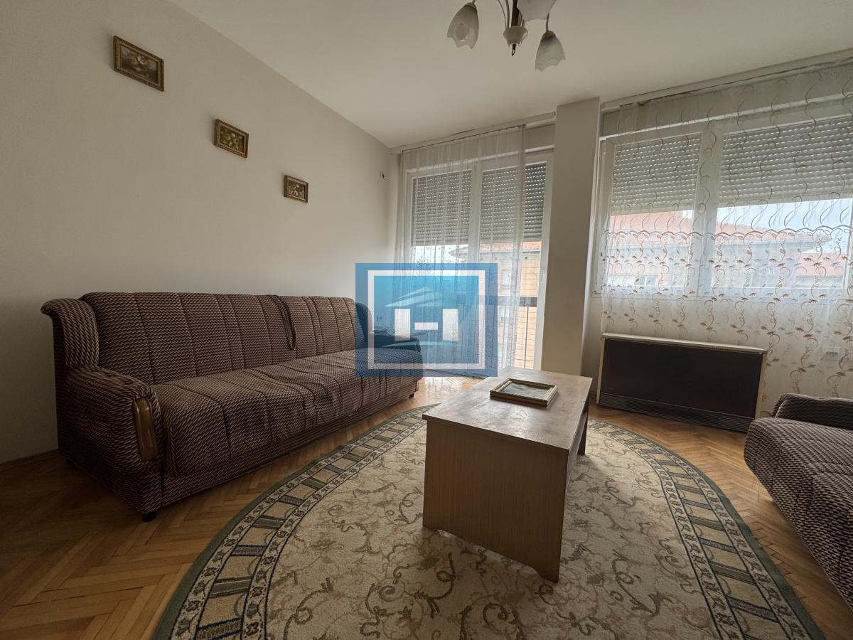 Kompletno namešten stan 57 m² na glavnoj ulici – odmah useljiv!
