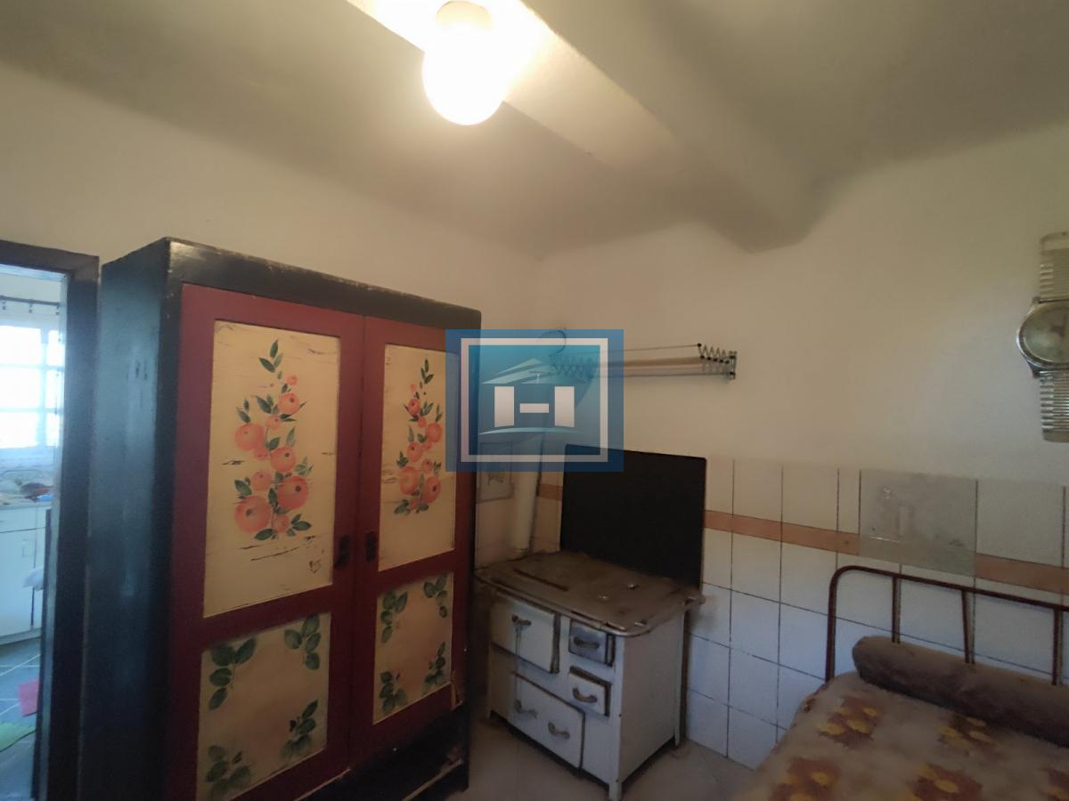 Porodična seoska kuća sa većom parcelom na 2 km od grada