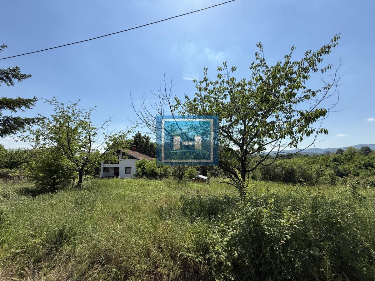 Kuća i parcela sa velikim potencijalom na odličnoj lokaciji