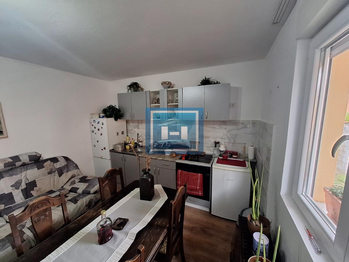 DVOSOBAN STAN OD 50m2 U VISOKOM PRIZEMLJU