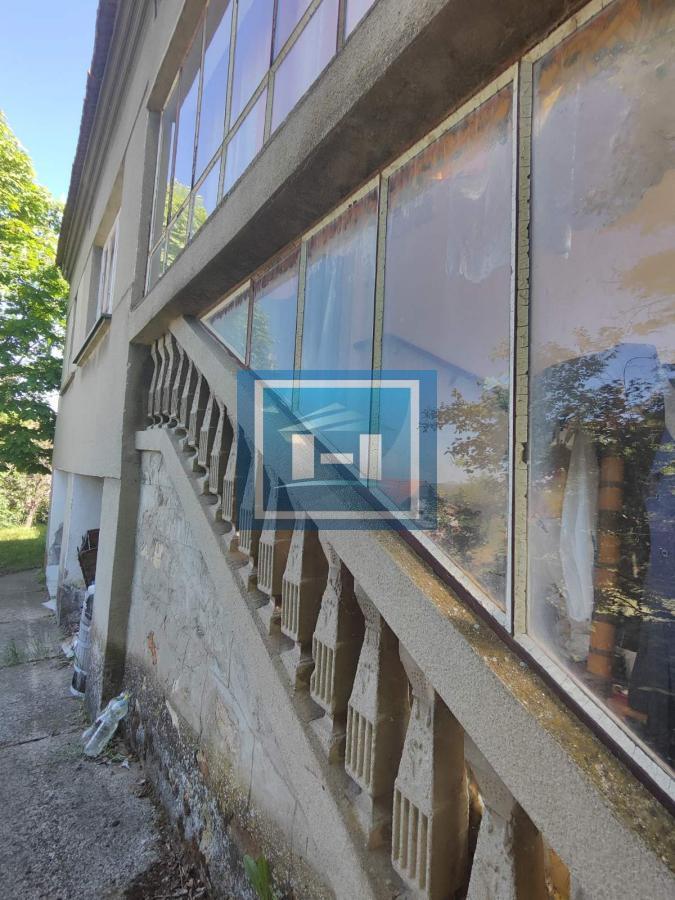 Porodična seoska kuća sa većom parcelom na 2 km od grada