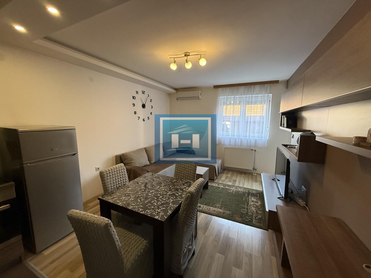 Izdaje se namešten jednosoban stan od 42 m² u blizini centra i Akva parka u Jagodini