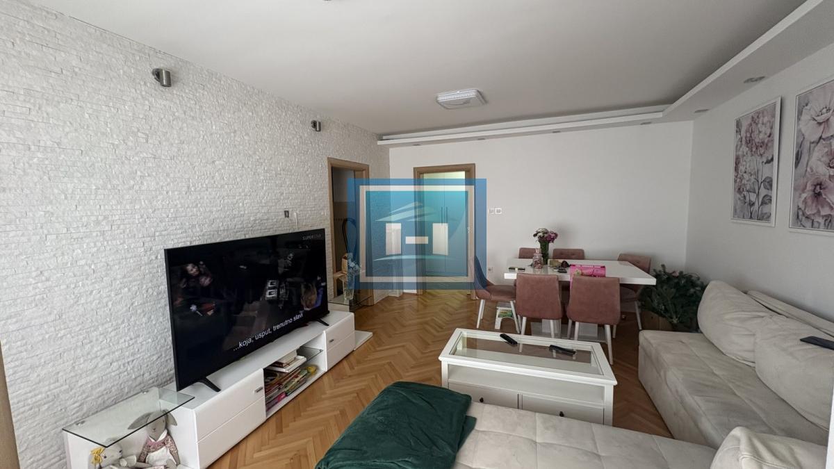 Na prodaju kompletno sređen dvoiposoban stan od 68 m²
