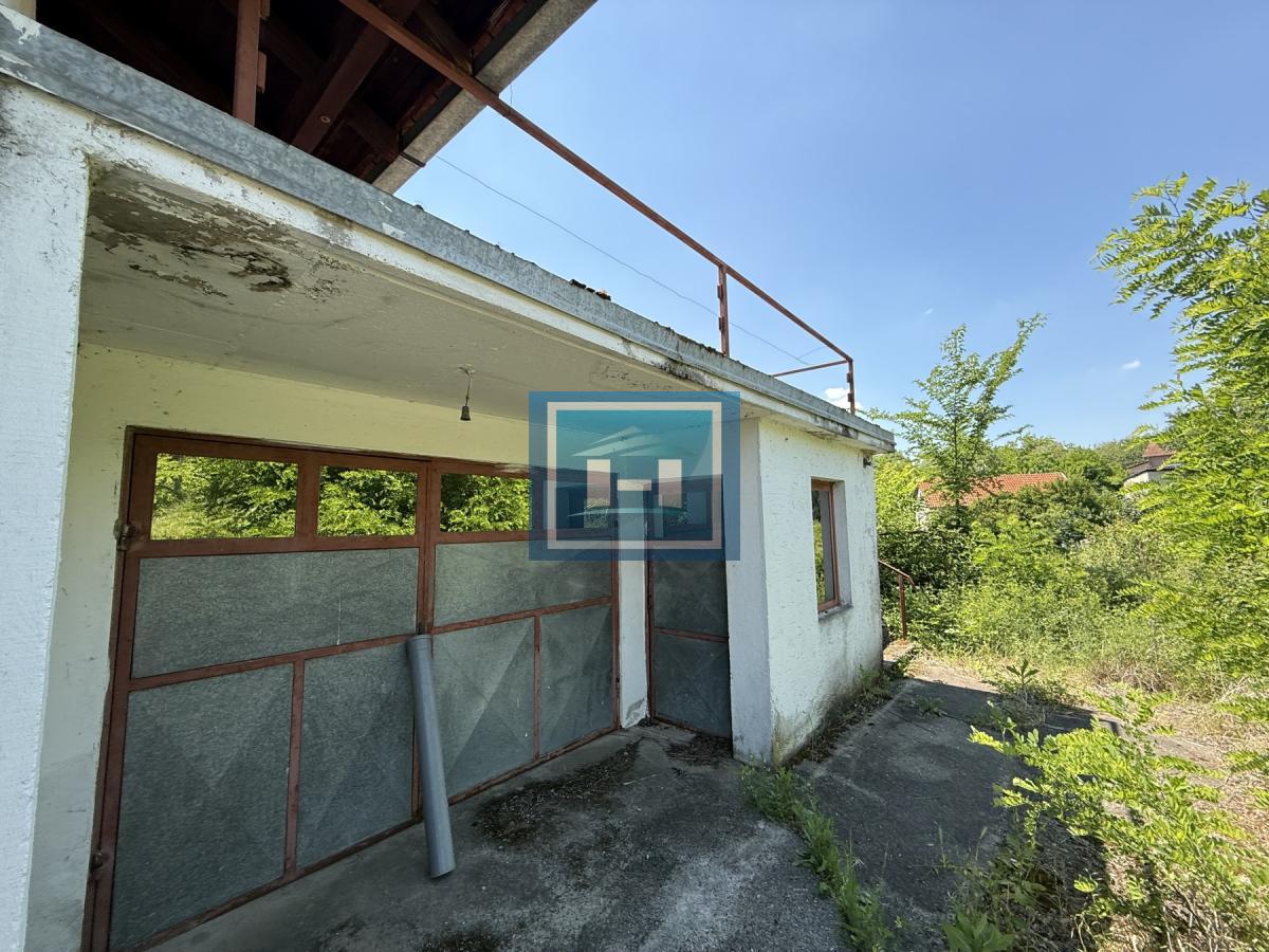 Kuća i parcela sa velikim potencijalom na odličnoj lokaciji