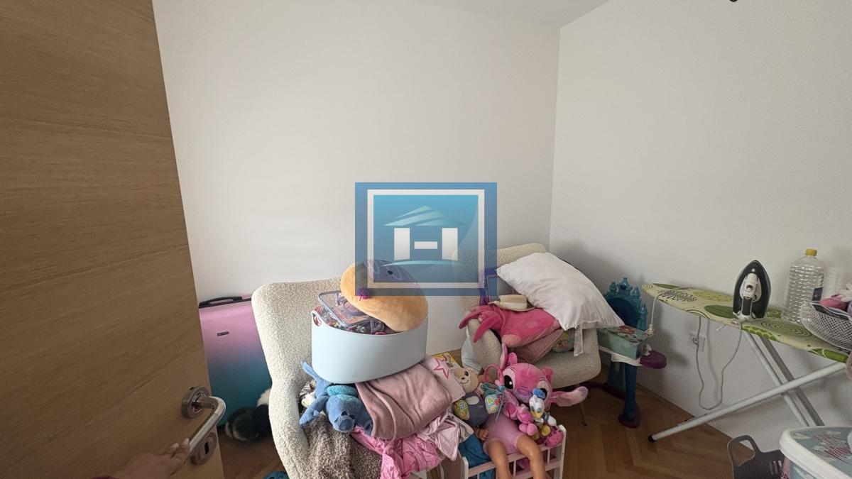 Na prodaju kompletno sređen dvoiposoban stan od 68 m²
