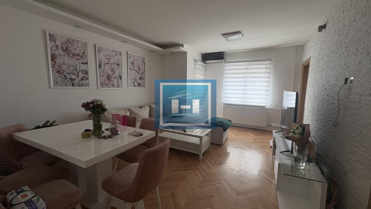 Na prodaju kompletno sređen dvoiposoban stan od 68 m²