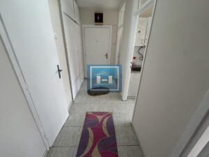 Kompletno namešten stan 57 m² na glavnoj ulici – odmah useljiv!