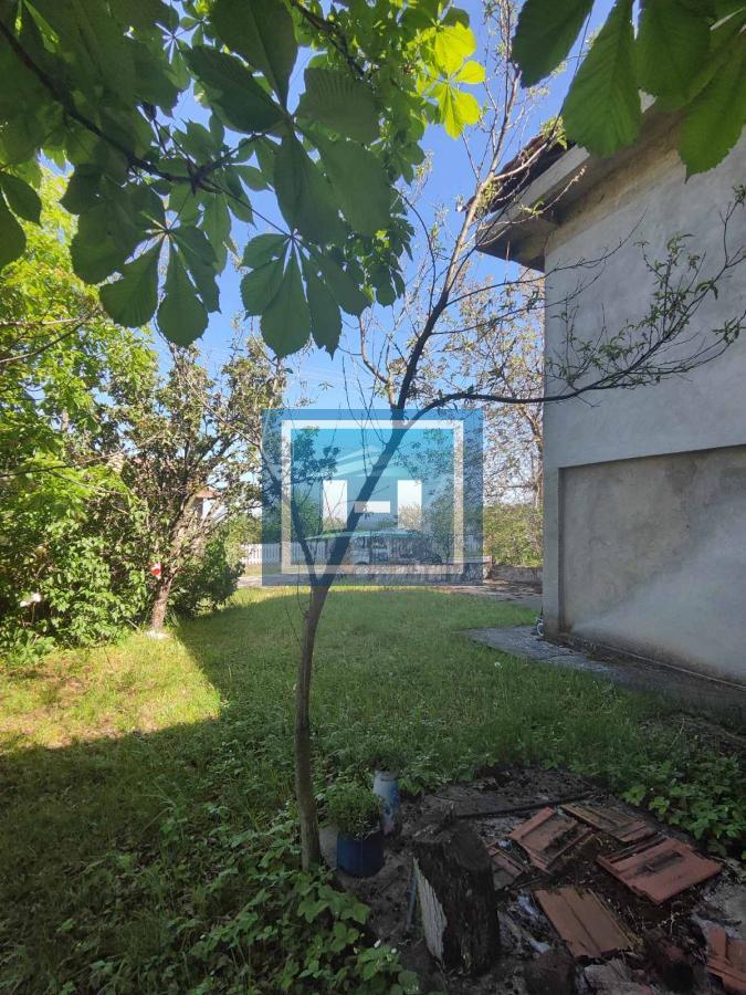 Porodična seoska kuća sa većom parcelom na 2 km od grada