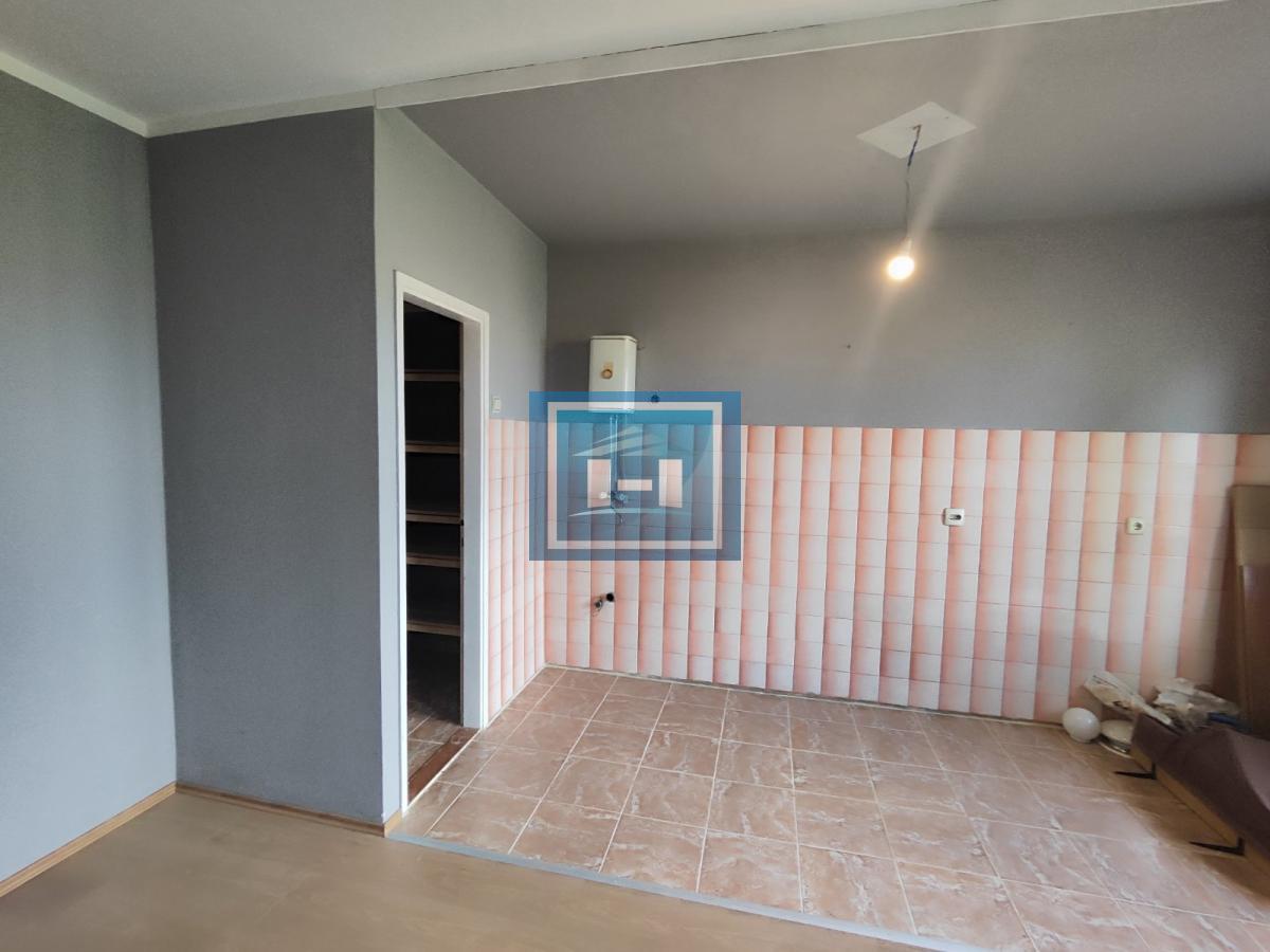 Stan od 45m2 sa garažom i ostavom od 35m2 na Strelištu