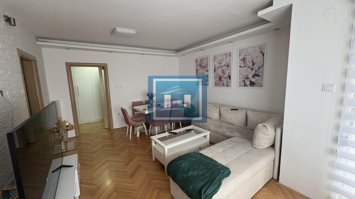 Na prodaju kompletno sređen dvoiposoban stan od 68 m²