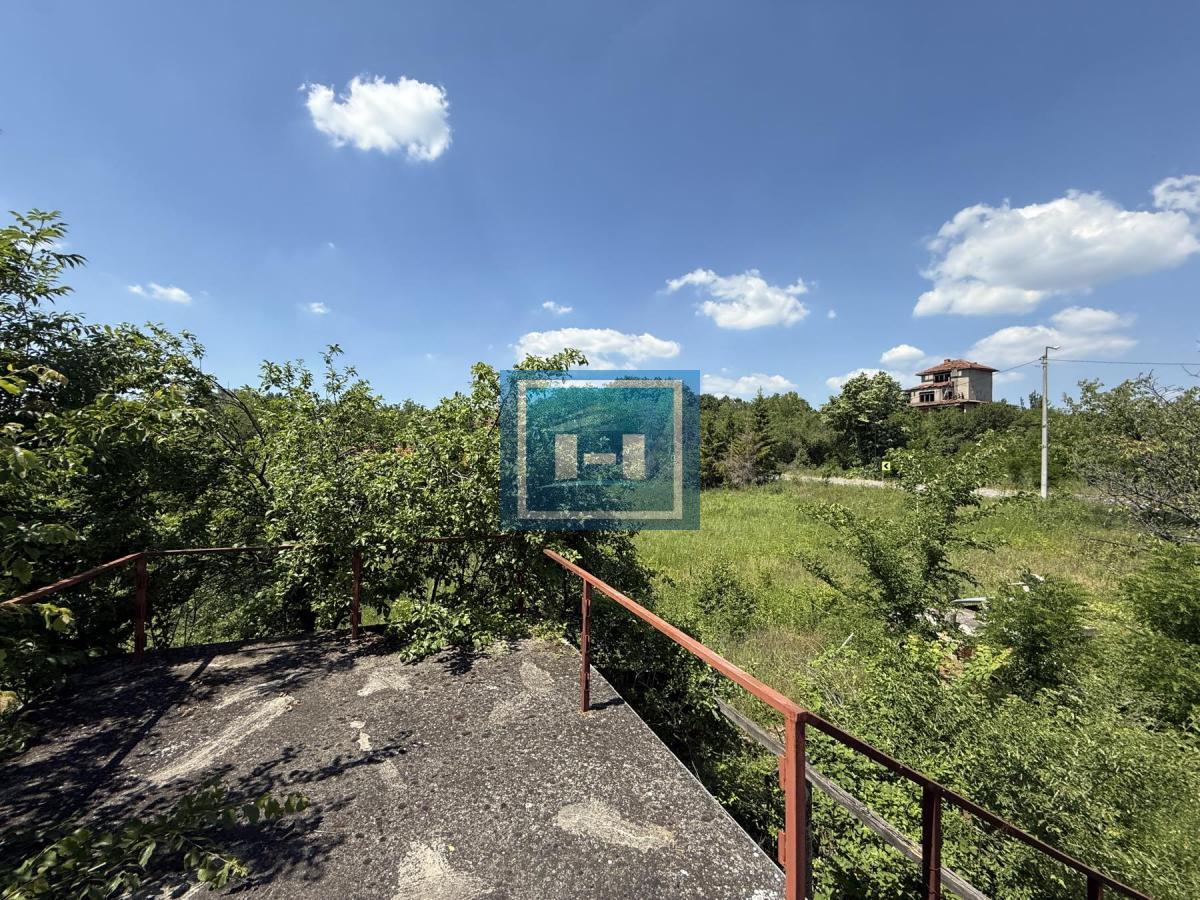 Kuća i parcela sa velikim potencijalom na odličnoj lokaciji