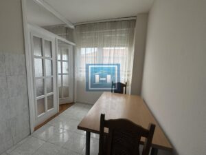 Kompletno namešten stan 57 m² na glavnoj ulici – odmah useljiv!