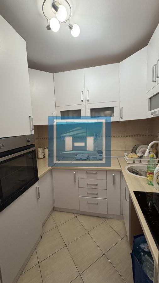 Na prodaju kompletno sređen dvoiposoban stan od 68 m²