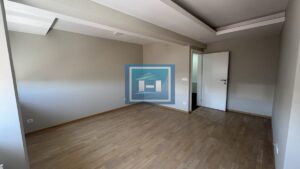 Luksuzan petosoban stan u novoj zgradi u centru grada + dve garaže