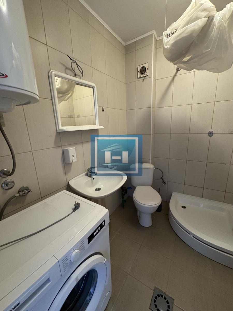 Ne propustite! Namešten stan sa velikom terasom i odličnim rasporedom na traženoj lokaciji