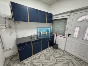 LOKAL ZA IZDAVANJE U PROMETNOJ ULICI – IDEALAN ZA KANCELARIJU ILI BIRO