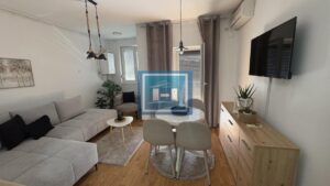 Na prodaju kompletno renovirana garsonjera u širem centru grada
