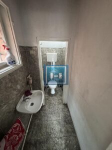 LOKAL ZA IZDAVANJE U PROMETNOJ ULICI – IDEALAN ZA KANCELARIJU ILI BIRO
