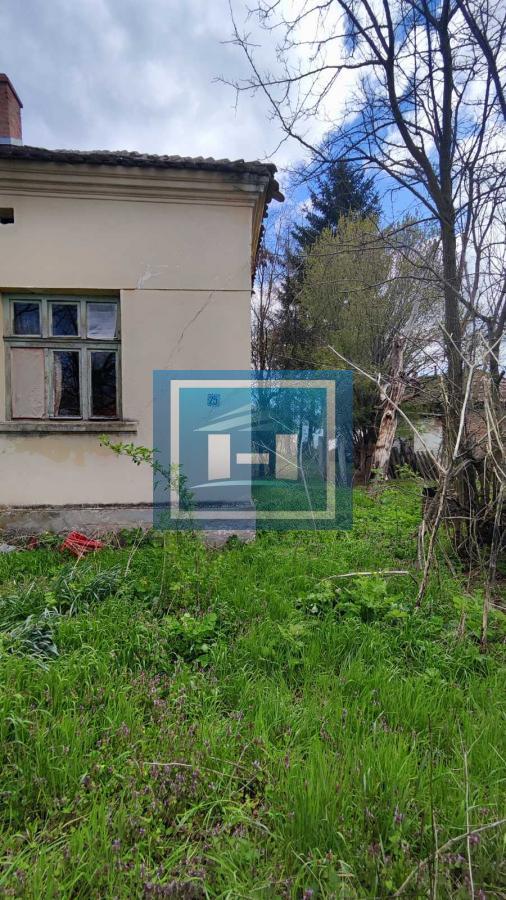 Kompletno imanje od preko 4 hektara zemlje sa starom kučom za rušenje u Tečiću