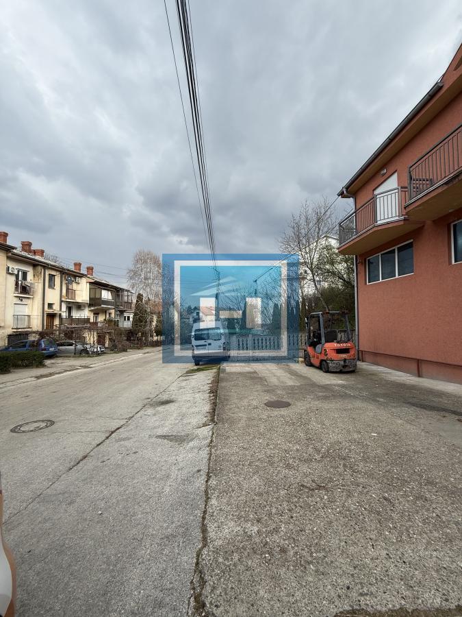 Hala na periferiji grada za izdavanje na 2km od auto-puta