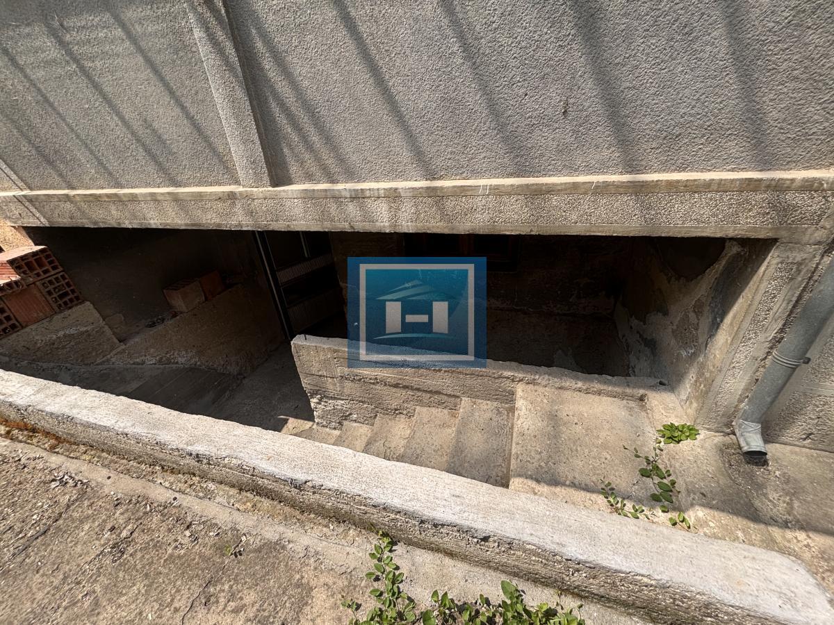 Plac i kuća na odličnoj lokaciji