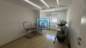 Luksuzan petosoban stan u novoj zgradi u centru grada + dve garaže