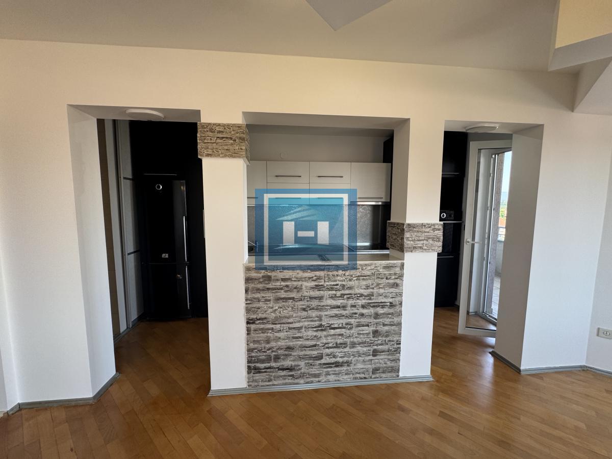 Trosoban stan sa velikim potencijalom